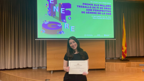 Susana Villa con el premio a mejor TFG con perspectiva de género